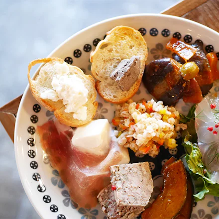 【逗子】牧場直送ミルク仕立て!「自家製チーズ」の贅沢な彩りプレート|グリコノコ